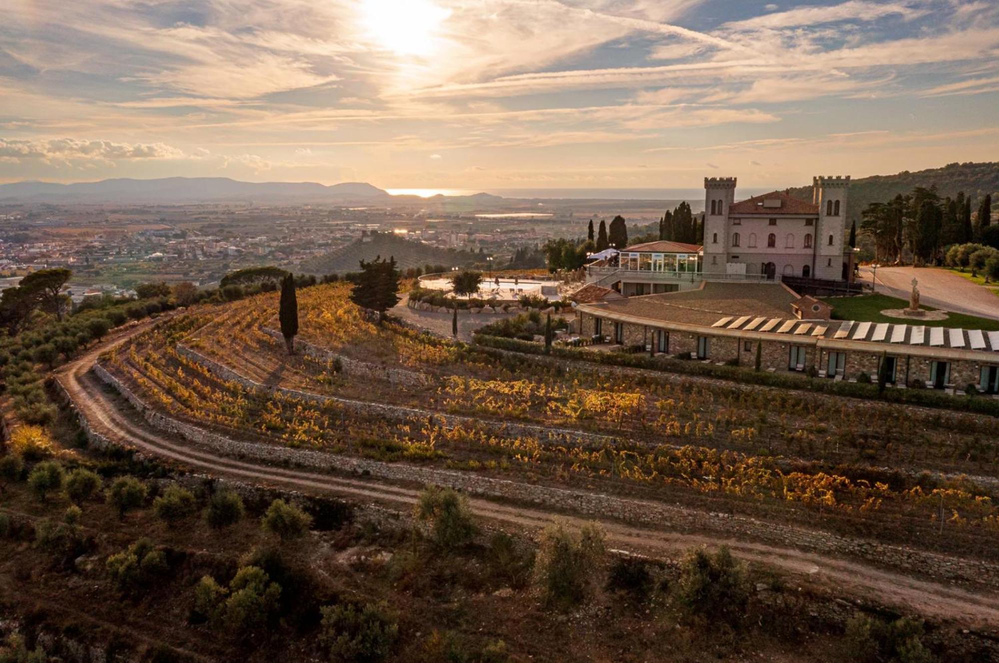 Castello Bonaria Wine & Spa Resort Кампілья-Мариттіма Екстер'єр фото